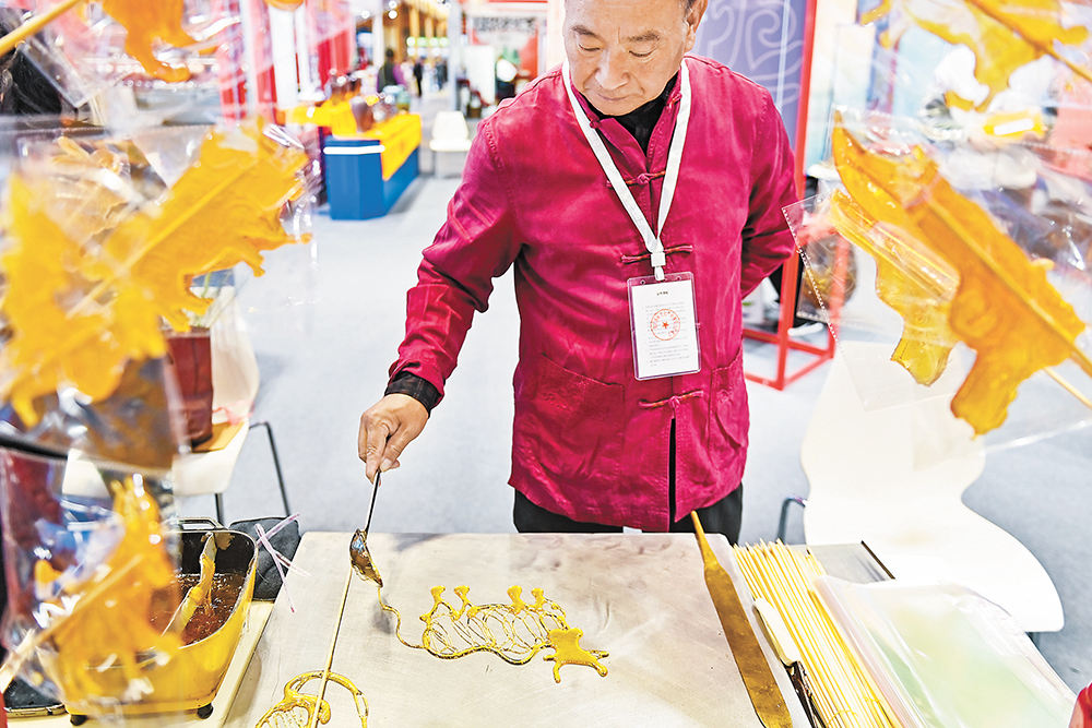 16日，展会现场精彩的糖画制作展示勾起了许多市民“甜蜜的回忆”。