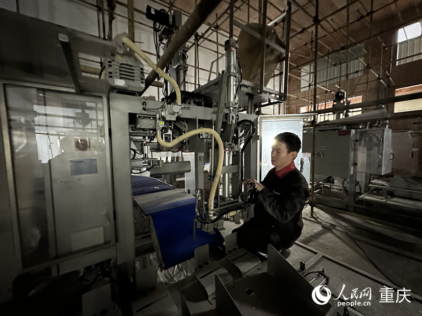 工人在牧哥食品二期項目安裝設備。人民網記者 劉政寧攝
