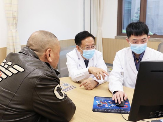 薛奇（左二）為患者講解病情。重慶西區醫院供圖