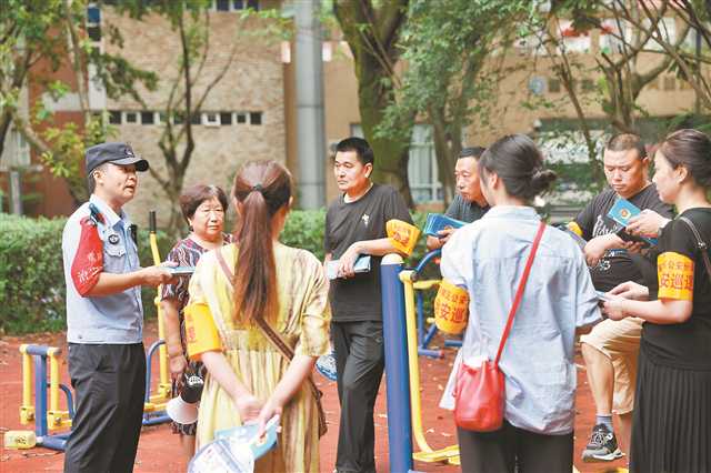“孃孃”巡逻队与民警一起在社区进行反诈骗宣传。（南岸区公安分局供图）