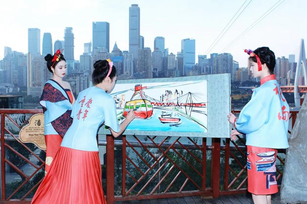 重姐们画下长江索道。重庆新闻旅游集团供图