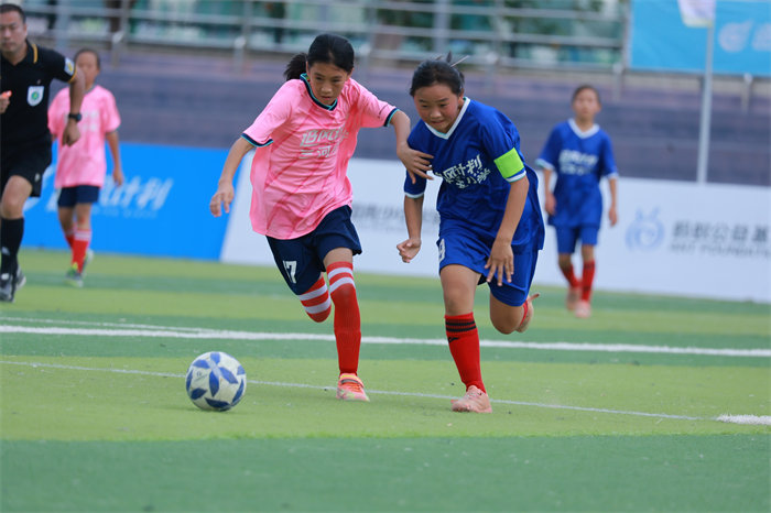 图为全国校园足球特色学校—重庆石柱县三河镇小学女足队在比赛现场。（资料图）
