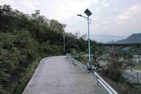 盞盞路燈照亮群眾出行路。張靜攝