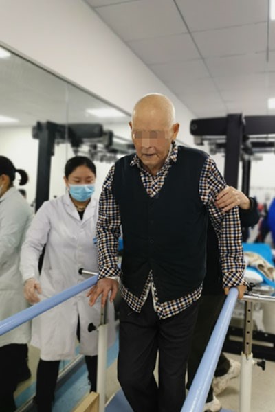 脑梗患者治疗后进行康复训练。重庆市第十三人民医院供图
