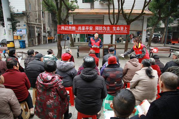 11月22日，国网重庆璧山供电公司员工黄维翔、余梦娟在大旺社区向居民讲解安全用电注意事项。蒋佩摄