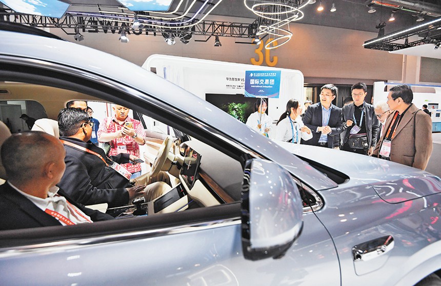 数贸会现场，国内外嘉宾在了解问界汽车。在诸多业内人士看来，重庆参与数字贸易的重要抓手之一，是汽车软件。记者 郑宇 摄／视觉重庆