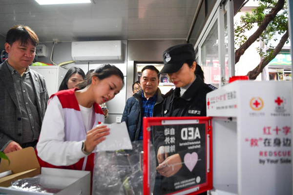 志願者正在講解AED使用方法。周邦靜攝