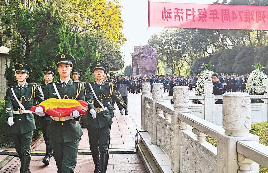 11月27日，重慶歌樂山烈士陵園，現場展示了2019年11月27日當天（即重慶“11·27”大屠殺烈士犧牲70周年紀念日）在天安門廣場升起的那面五星紅旗。記者 齊嵐森 攝/視覺重慶