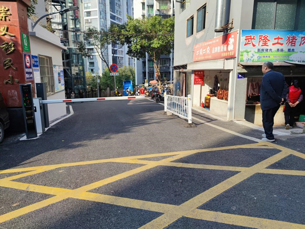 小區大門整改后。杜莉攝