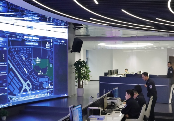 警务人员在指挥中心处理工作。街道供图
