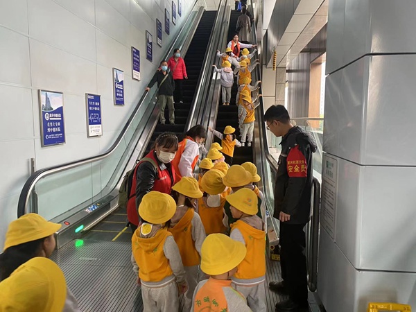 车站工作人员护送出行的小朋友。重庆交通开投集团供图