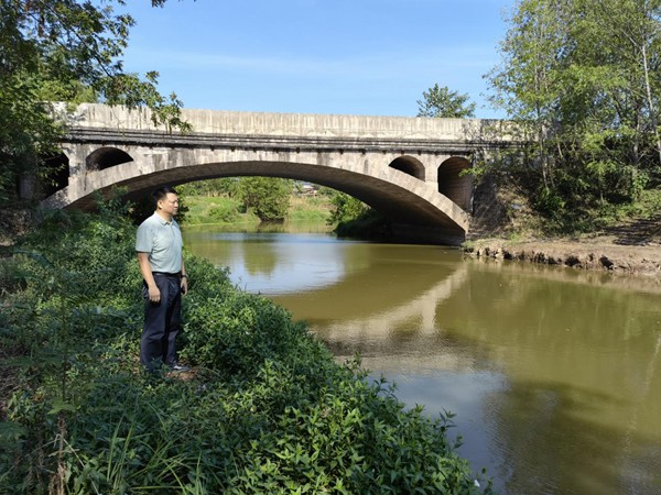 邓廷力在检视河道。雍溪镇供图