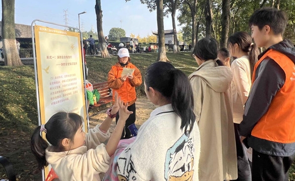 两江新区志愿者开展消防宣传活动