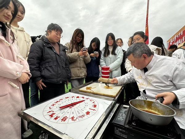 潼南糖画的展示现场。潼南区委宣传部供图