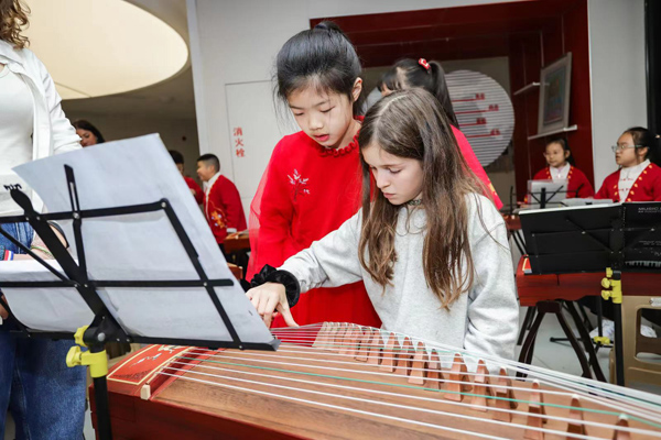 法国学生体验中国传统乐器。巴蜀小学供图