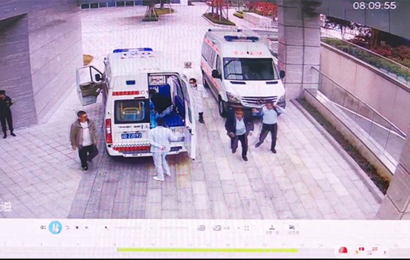 監控畫面：患者8點9分被送至醫院。重慶康心醫院供圖