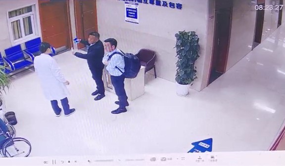 監控畫面：8點23分醫生溝通患者同事協助二次勸說。重慶康心醫院供圖