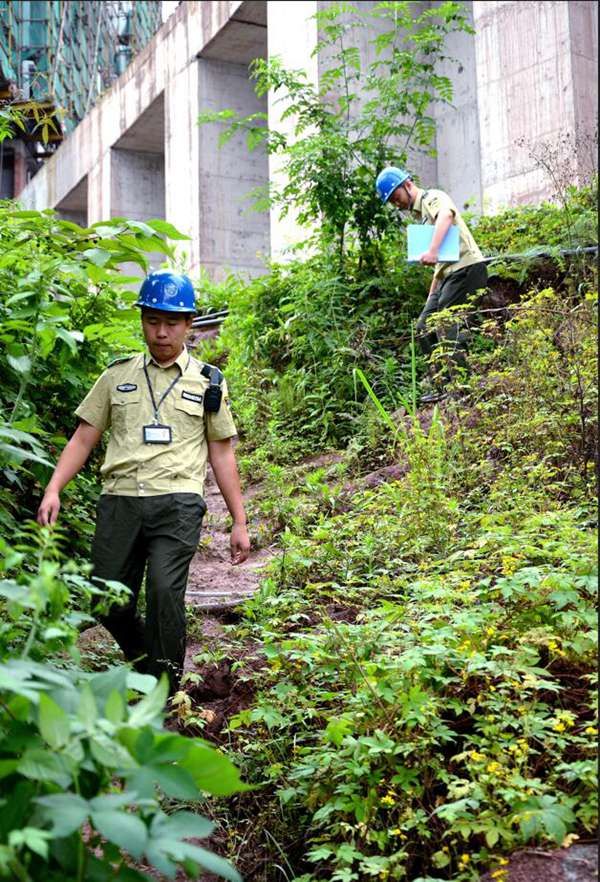 線路巡查。重慶軌道集團供圖