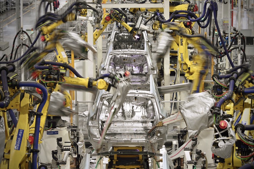 12月1日，沙坪壩區賽力斯汽車智慧工廠，機器人正有序協作，激光焊接高速運轉。記者 劉旖旎 攝/視覺重慶