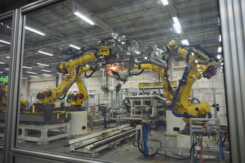 On December 1st, the robots were cooperating in an orderly way and laser welding was running at high speed in the Sailisi Automobile Smart Factory in Shapingba District.
