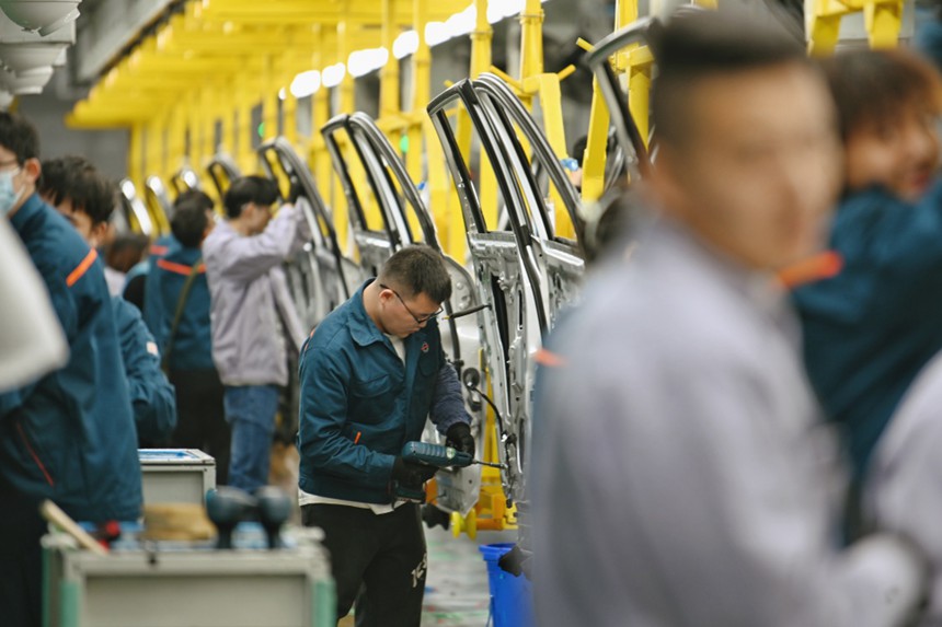 On December 1st, the staff of Sailisi Automobile Smart Factory in Shapingba District were busy on the production line.