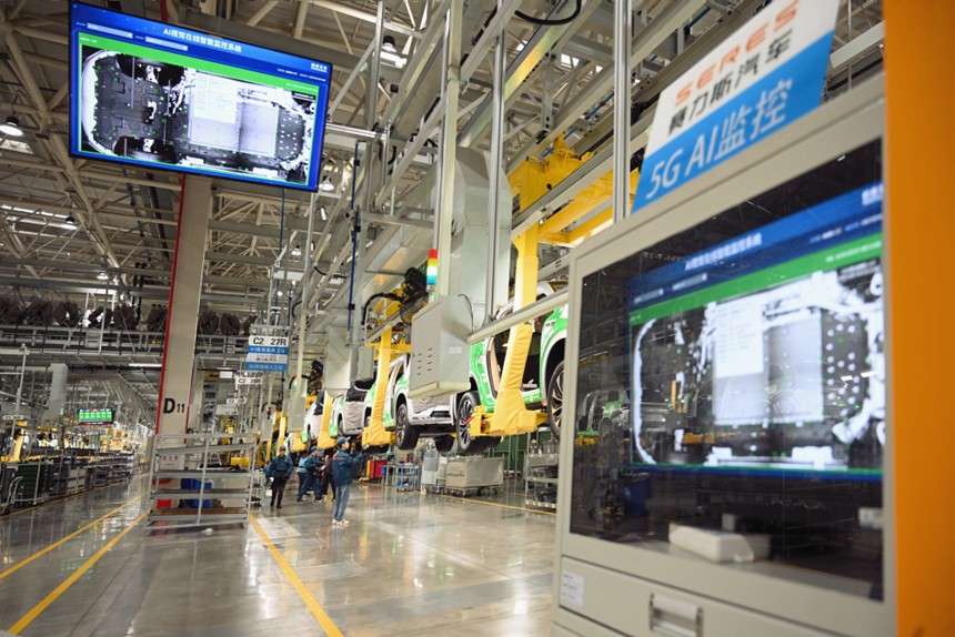 On December 1st, the staff of Sailisi Automobile Smart Factory in Shapingba District were busy on the production line.
