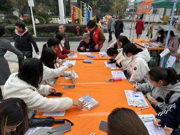 市民在参与“绘法艺术家”环节。重庆财经学院供图