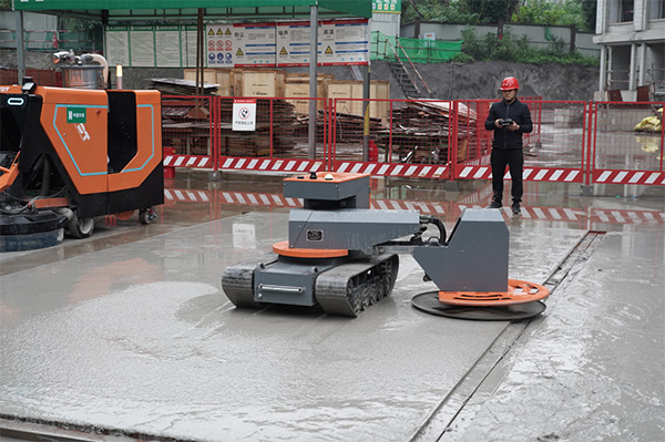 建筑机器人现场展示。重庆龙湖供图
