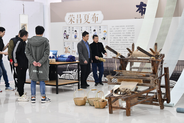重庆大学师生现场了解荣昌夏布制作技艺。邹乐摄