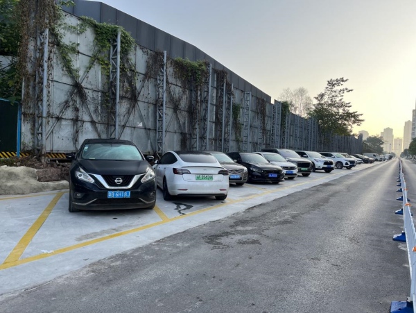 新建好的停車場。學成社區供圖