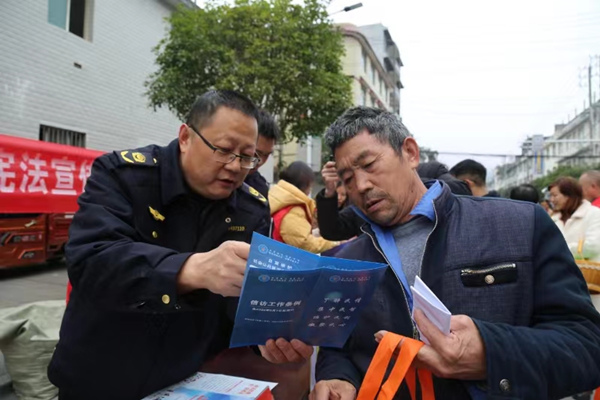 工作人員展開憲法宣傳活動。譚鵬攝