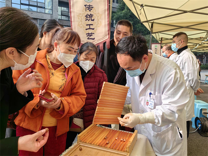膏方文化展示现场，中药师现场指导膏方熬制以及服用方法。重庆市中医院供图