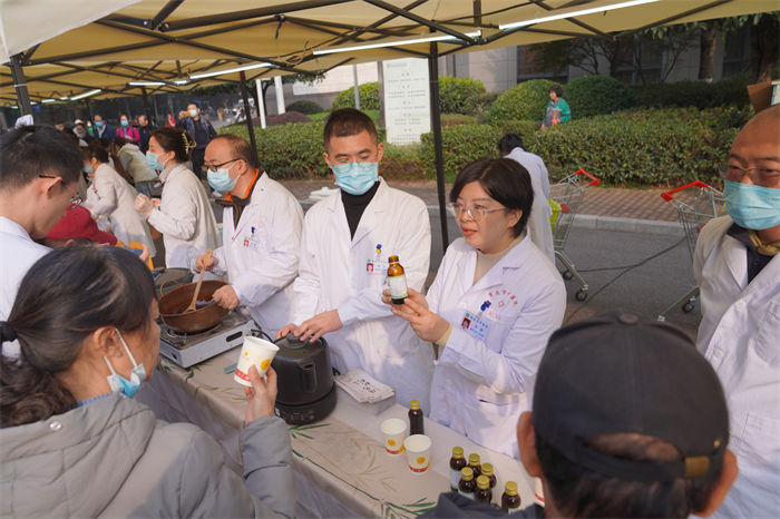 清咽糖漿受市民歡迎。重慶市中醫院供圖