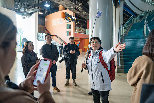 重庆科技馆内，金牌导游郑立冰正在为大家介绍。主办方供图