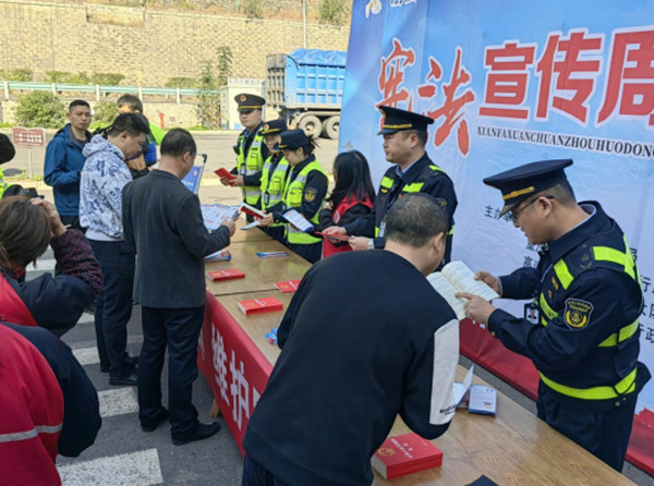 工作人員向群眾宣傳憲法知識和高速公路相關法律法規。劉宇琪攝