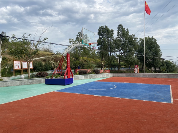 龍塘村便民服務大廳外壩子的籃球場也進行了修整，鋪上了塑膠。左曉蕾攝