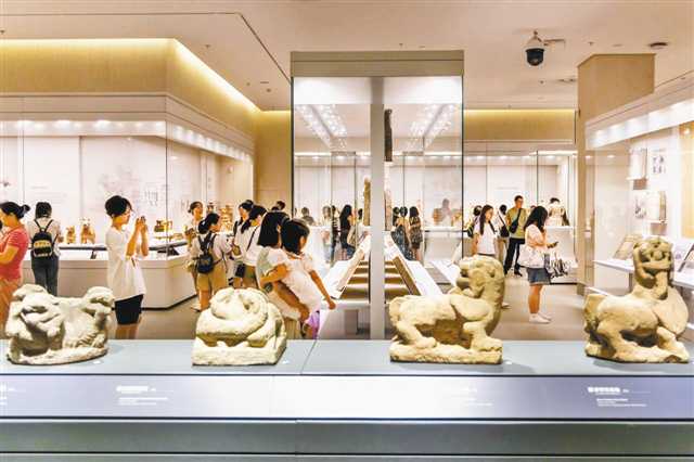 重慶中國三峽博物館，巴蜀漢代雕塑藝術展廳裡游人如織。記者 尹詩語 攝/視覺重慶