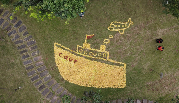 学生用落叶摆出海疆舰艇造型。重庆理工大学供图