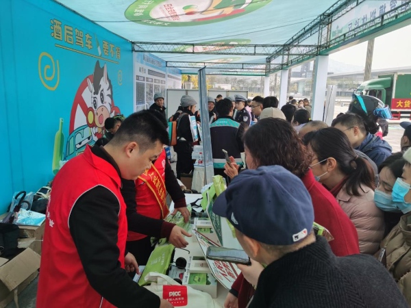 志愿者为群众科普交通安全知识。人保财险重庆市分公司供图