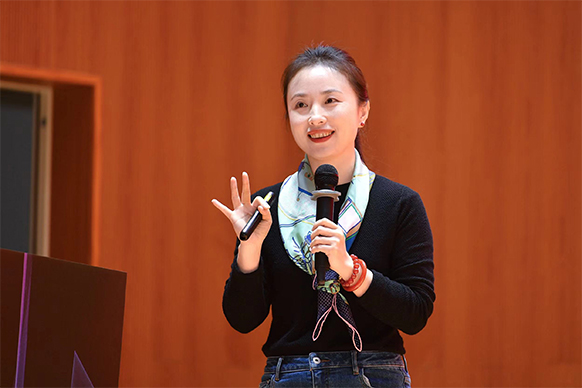 白渝作主题报告。重庆市第一实验中学校供图