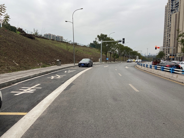 悦麓山小区大门外路面进行局部改造，建设港湾式公交车站、人行斑马线、信号灯、电子警。南泉街道供图