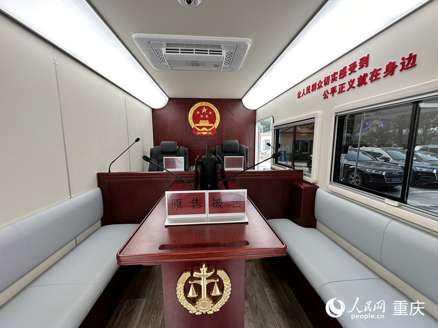 5G“车载便民法庭”内景。人民网记者 刘政宁摄