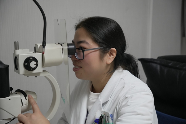 王燕为患者检查眼部情况。重庆普瑞眼科医院供图