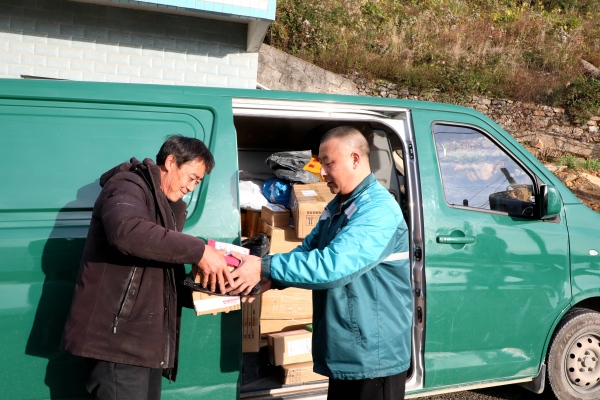 “私車公助”郵政投遞員董永華將村民的郵件送到家門口。巫溪縣融媒體中心供圖