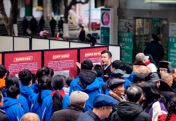 学生、群众听解说、观展览、悟精神。周茜摄