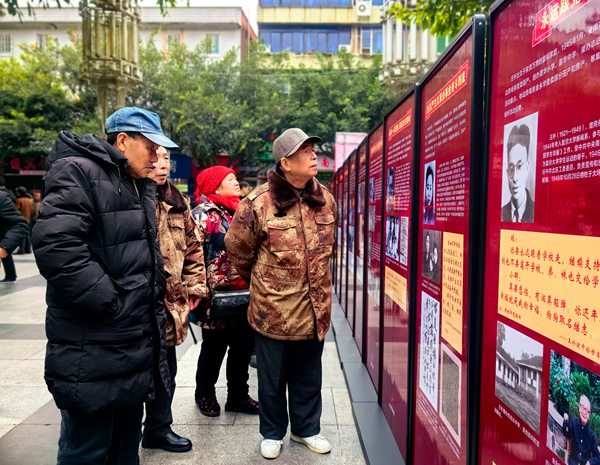市民在参观展览。周茜摄