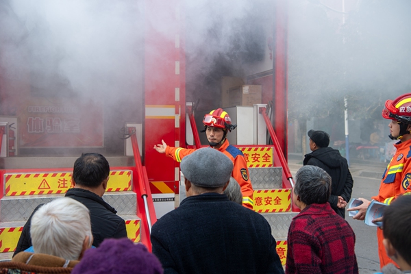 模擬疏散逃生體驗。涪陵區消防救援支隊供圖