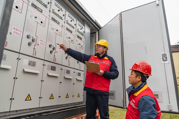 “水電氣訊”紅岩共產黨員服務隊現場查勘。國網重慶永川供電公司供圖