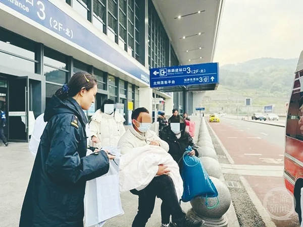 工作人员协助患儿上救护车