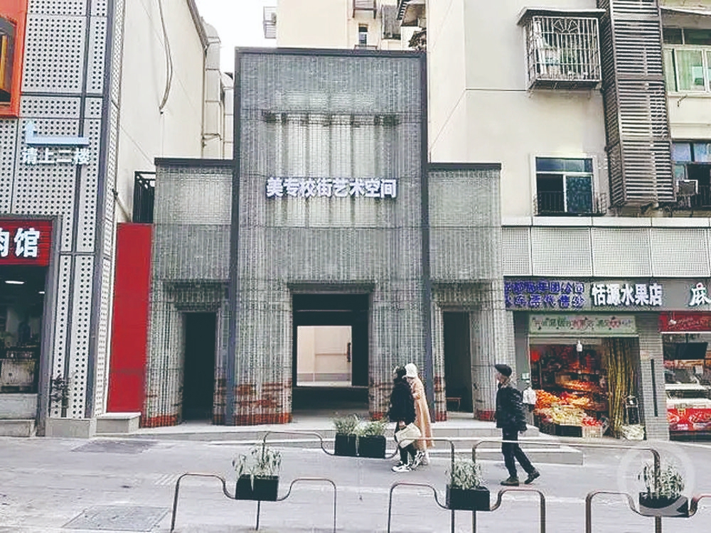 美专校街上，吸睛的玻璃大门。